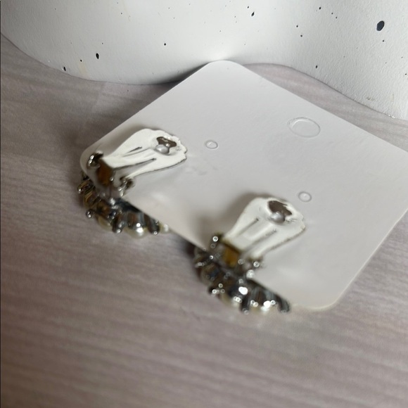 Elegant PEARl Clip On  Earrings - Picture 2 of 3